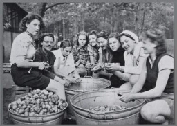 Het meisjeslyceum uit Amsterdam kampeert. 1943