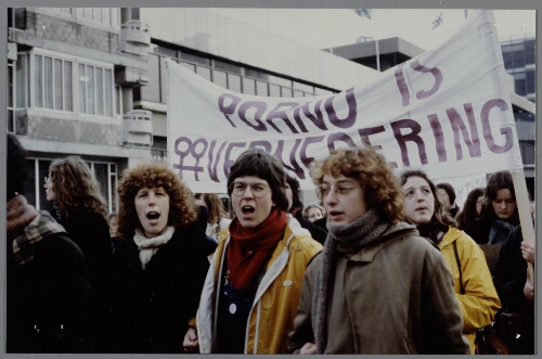 Anti porno demonstratie,spandoeken: Porno is vrouwenverkrachting. 1981