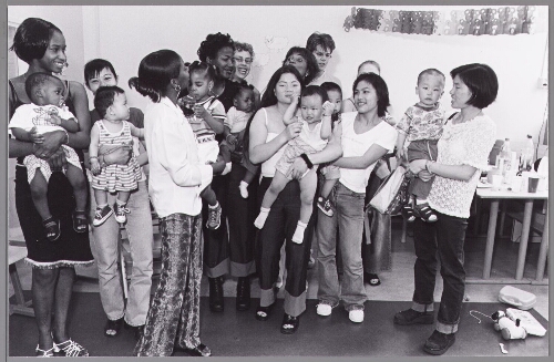 Groepsportret van de minderjarige alleenstaande asielzoeker-moeders en hun kinderen 2002