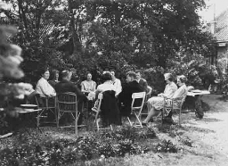 Johanna Westerdijk (geheel links) waarschijnlijk met haar medewerkers in de tuin van het Phytopathologisch Laboratorium 'Willie Commelin Scholten' te Baarn 192?