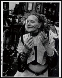 Excentriek geklede oude vrouw tijdens de uitmarkt op de Dam 1989