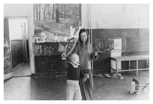 Twee kinderen in een schoolgebouw 198?