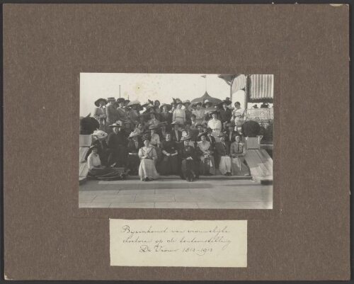 Bijeenkomst van vrouwelijke doctoren op de tentoonstelling 'De vrouw 1813-1913' 1913
