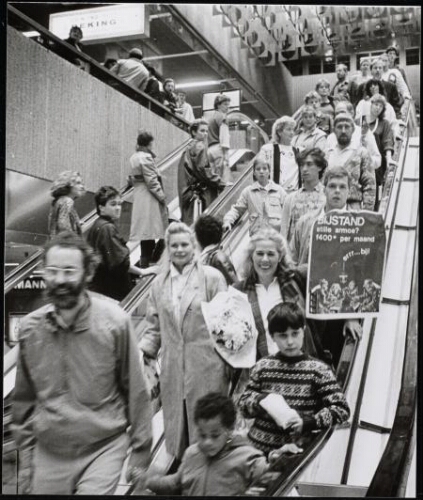 Spontane demonstratie van bijstandsvrouwen op een roltrap in Hoog Catherijne 1986