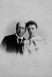 Portret van Esther Welmoet Wijnaendts Francken-Dyserinck (1876-1956) samen met haar man wanneer ze een half jaar getrouwd zijn. 1898