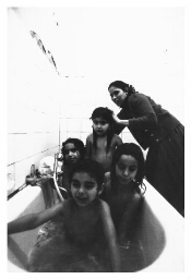 Allochtone kinderen in bad. 198?