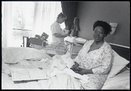 Luciana Makubikwa vlak na de geboorte van haar tweede kind in het kraamzorghotel 2002