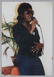 Optreden van Monique Hoogmoed als Miss Black Bean tijdens een ZamiCasa (eet- en activiteitencafé van Zami) met als thema: humor. 2001