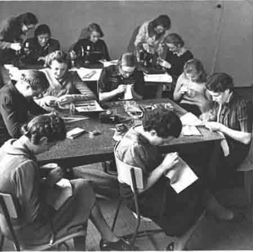 Vrouwen zijn bezig met handenarbeid, borduren,  in 'De Born' tijdens de oorlogsjaren 1940-1943 194?