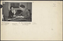 Margery Corbett Ashby (1882-1981) neemt haar papieren door voor een radio opname van U.S 1932 ?