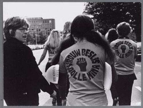 Dolle Mina demonstreert, de vrouwen dragen T-shirts met tekst : 'vrouw beslis, dolle mina'. 1979