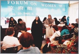 Tijdens de wereldvrouwenconferentie in Beijing geven vrouwen uit Iran een workshop over de rol van de vrouw in de Islam. 1995
