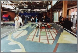 Bezoekers bij de maquette van IJburg, een nieuwe stadswijk van Amsterdam, tijdens de Open Dag 2001