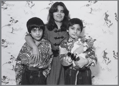 Portret van een Turkse vrouw met haar twee zonen. 1990