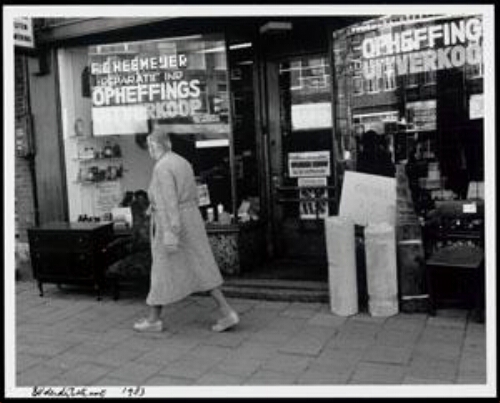 Opheffingsuitverkoop van een winkel in de Amsterdamse Bilderdijkstraat 1983