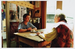 Twee vrouwen in café de Ponteneur 2000
