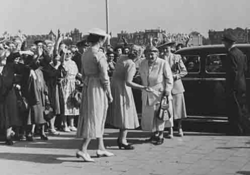 Aankomst van Hare Majesteit Koningin Wilhelmina in gezelschap van haar secretaresse J 1948