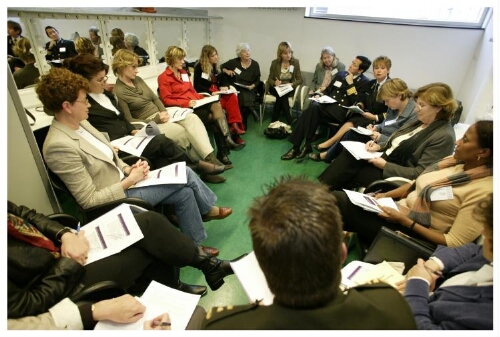 Mensen volgen een workshop tijdens de viering van 25 jaar DCE ( Directie Coördinatie Emancipatiebeleid van het Ministerie van Sociale Zaken). 2003