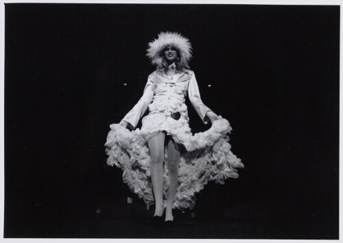 Model showt creatie tijdens modeshow. 1993