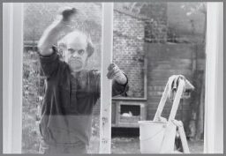 Illustraties bij het thema 'Wie zorgt er voor het huishouden als er geen huisvrouwen meer zijn ?' Man lapt de ramen. 1989