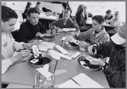Tijdens het vak verzorging testen jongens maandverband. 1997