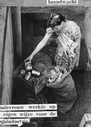 Tijdens de Tweede Wereldoorlog dragen ook huisvrouwen hun steentje bij: ze sorteren blik, papier en kartonnen dozen 194?
