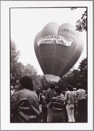 Luchtballon met de tekst 'Wij Vrouwen Eisen Abortus Vrij' tijdens Vondelparkdemonstratie/manifestatie met ballonvaart: Wij Vrouwen Eisen Abortus Vrij 1980