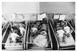 Baby's liggen met z'n tweeën in één bed in een ziekenhuis in Nicaragua. 1984