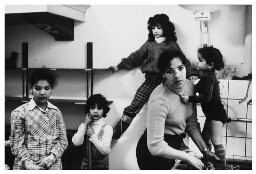 Marokkaanse vrouw met haar vier kinderen in een opvangtehuis 1981