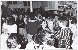 Tijdens de slotavond van kafee De Feeks wordt er gedanst en een aantal medewerksters staan voor de laatste keer achter de bar. 1986