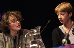 Astrid Feiter (l.) en Suzanne Weusten discusiëren tijdens het Lover debat met als thema 'Feminisme is (niet) te koop' 2003