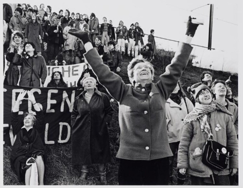 Solidariteits demonstratie bij de Bijlmerbajes met vrouwelijke gevangenen, die een VOS cursus eisen 1982