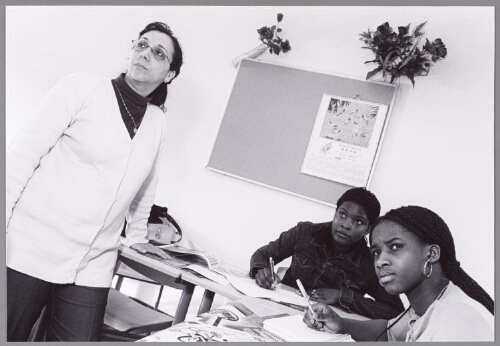 Fadim Nabe (r.) en Isabel Sebastiaô  tijdens een les maatschappijleer van docente Malika Amaris 2002