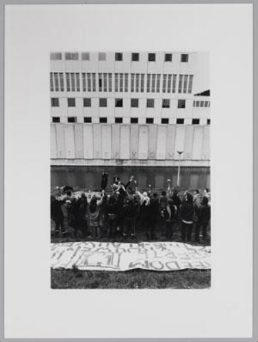 Steunbetuiging bij de vrouwentoren van de Bijlmerbajes in Amsterdam, ter gelegenheid van 8 maart 1980, vrouwendag, met als thema: steun aan gevangen vrouwen. 1980