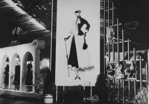 Stand van de afdeling 'De vrouw in de mode': 'Mode in 1948' op de tentoonstelling 'De Nederlandse Vrouw 1898-1948'. 1948