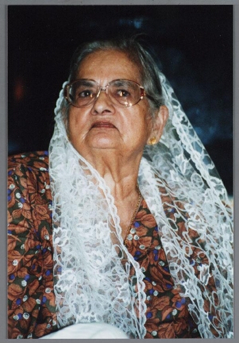Oudere Hindostaanse vrouw tijdens de 50ste verjaardag van Tara Oedayraj Singh Varma 1998