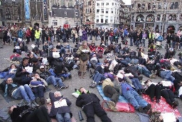 Vrouwen tegen Uitzetting organiseerde een bijeenkomst op de Dam in Amsterdam tegen het strafbaar stellen van de illegaliteit