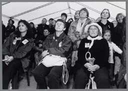 Toehoorders in een tent tijdens het optreden van een vrouwenkoor, t.g.v 2000