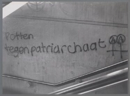 Graffiti tekst: 'Potten tegen patriarchaat'. 1980