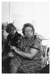 Een VOS-cursus op bezoek bij het Vrouwengezondheidscentrum. 1980