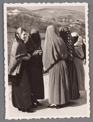 Vrouw met hoofddoek en vrouwen met abaya en sluier die het gehele gezicht bedekt. 193?