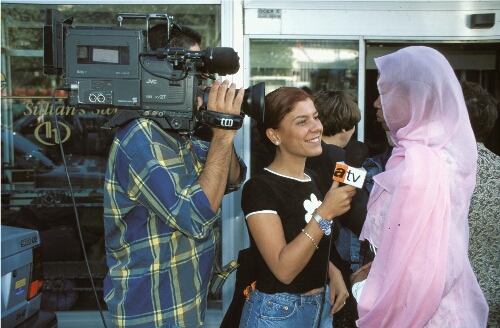 Turkse TV ploeg interviewt de Soedanese Taybau,  tijdens de stop van WILPF treinreizigsters 1995