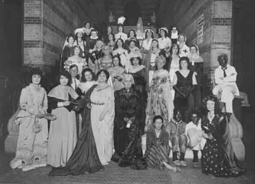 Groepsportret van gekostumeerde vrouwen in het Toneelstuk Spieghel Historiael 1931