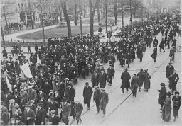 Betoging voor algemeen vrouwenkiesrecht georganiseerd door de Vereeniging voor Vrouwenkiesrecht. 1916