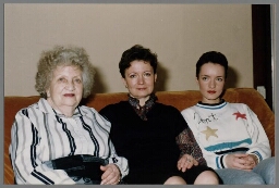 Serie foto's met het onderwerp 'drie generaties Russische vrouwen in Rotterdam'. 1998