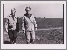 Toos Goorhuis-Tjalsma (1915-2004) en Bertje Jens, de maaksters van het Pieterpad van Pieterburen naar de St 1984