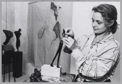 Beeldhouwster Jeanine Theunissen in haar atelier aan het werk. 1994