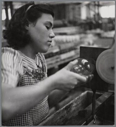Vrouw werkzaam in een glasfabriek. 194?