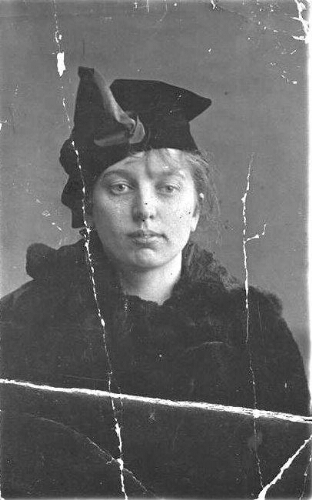 Portret van een jonge vrouw [Willie Scheer?]. 190?