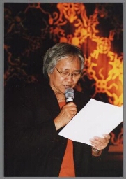 Twie Tjoa, voorzitter van Zami, tijdens de uitreiking van de Zami Award 2004 met als thema 'Heldinnen in de knop'. 2004
